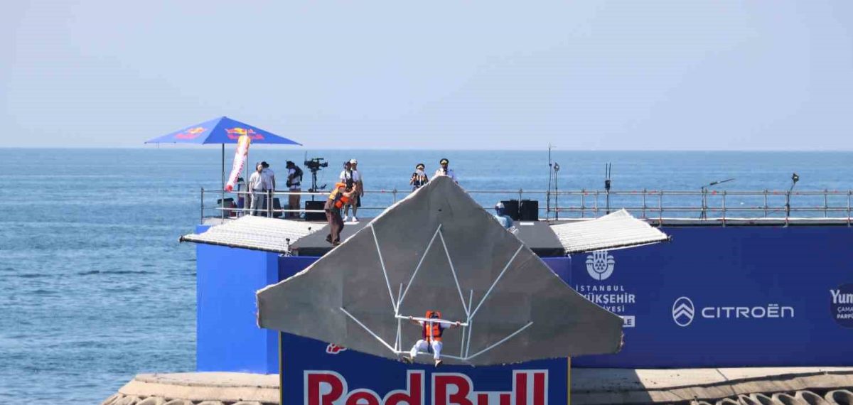 Caddebostan sahilinde Red Bull Uçuş Günü’nde ekipler insan gücüyle yarıştı