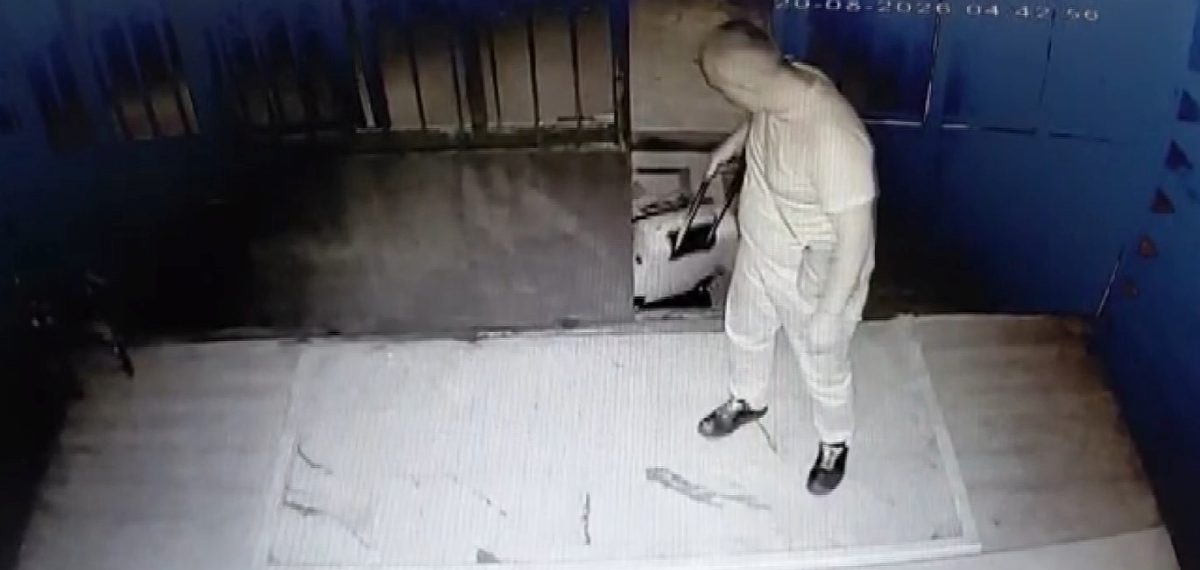 Cami imamının ayakkabısını çaldığı iddia edilen şüpheli imamlarca takibe alınarak yakalandı