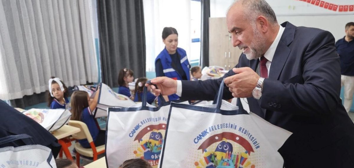 Canik Belediyesi birinci sınıfa başlayan öğrencilere çanta ve kırtasiye seti dağıtıyor