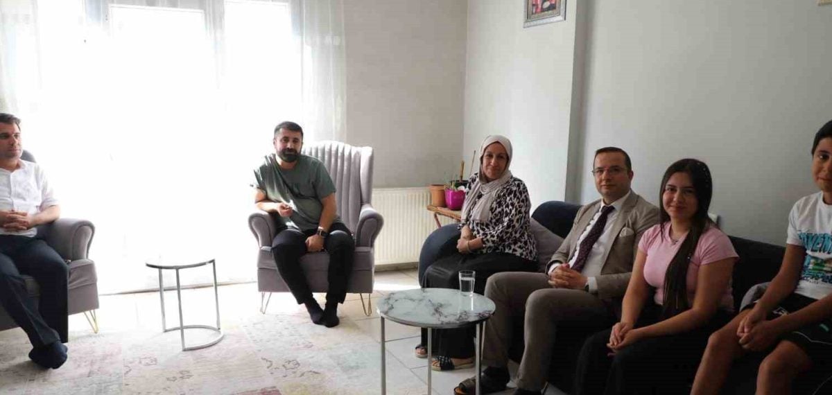 Cizre’de YKS başarısı gösteren iki öğrenci evlerinde ödüllendirildi