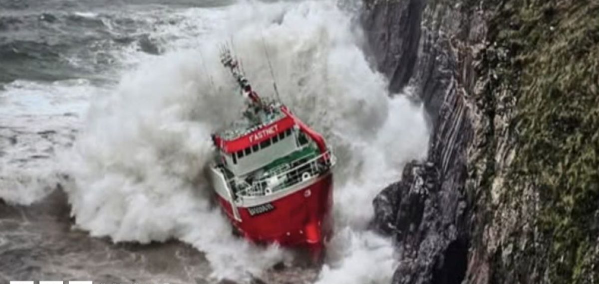 Coastguard winchman rescues 14 from grounded French trawler off Kerry