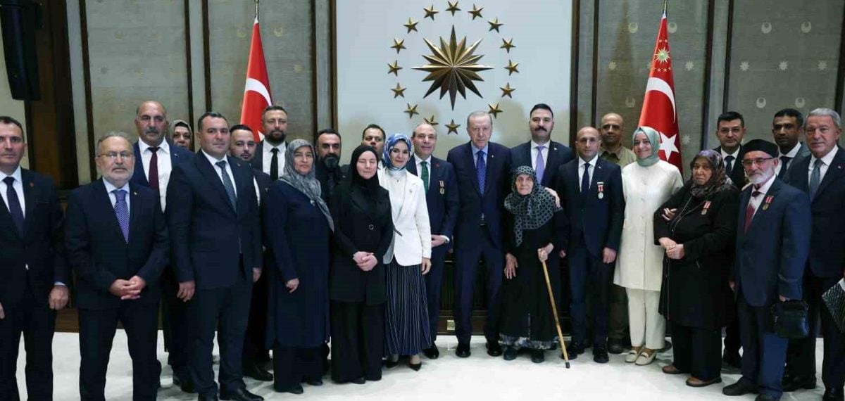 Cumhurbaşkanı Erdoğan şehit yakınları ve gazilerle Cumhurbaşkanlığı’nda buluştu