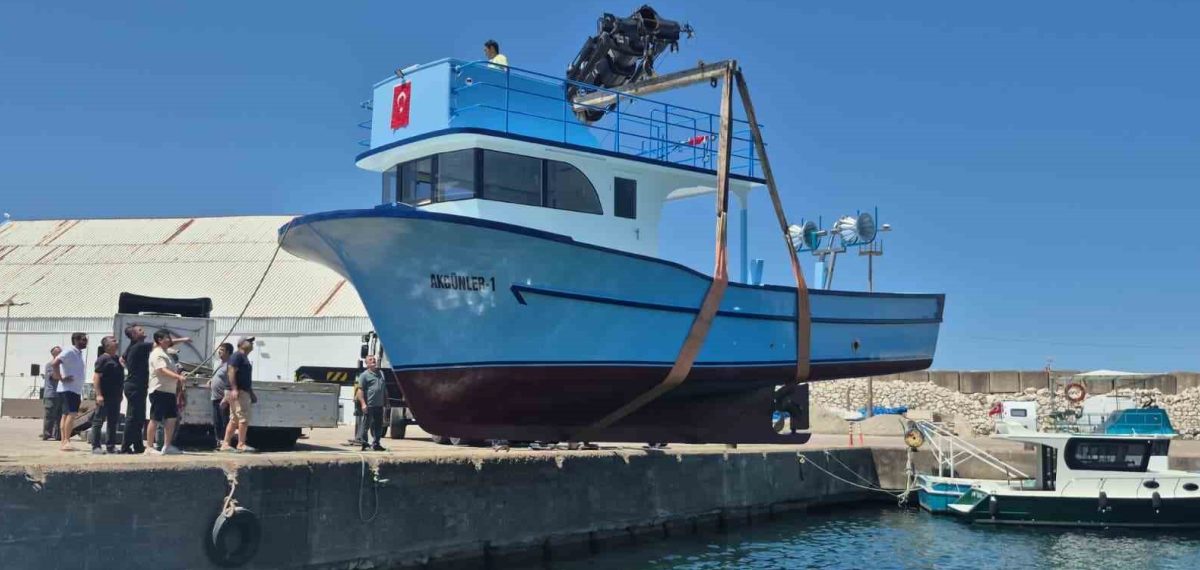 Dağları, sokakları aşıp 11 metrelik tekne denize indirildi
