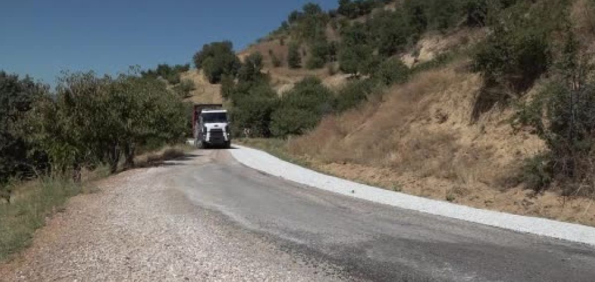 Demirci’de 45 kilometrelik kırsal yol ağı sathi kaplama ile yenileniyor