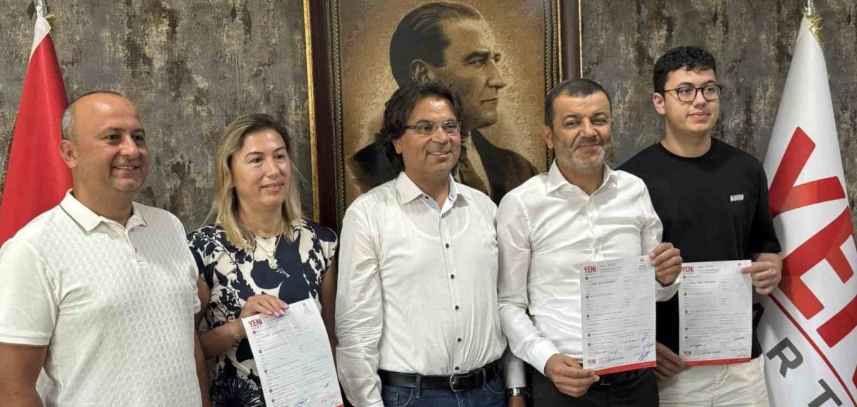 Denizli Büyükşehir Belediye Başkanı Çavuşoğlu ailesiyle Yeni Parti’ye katıldı, üyelik ve bağış çağrısı yaptı