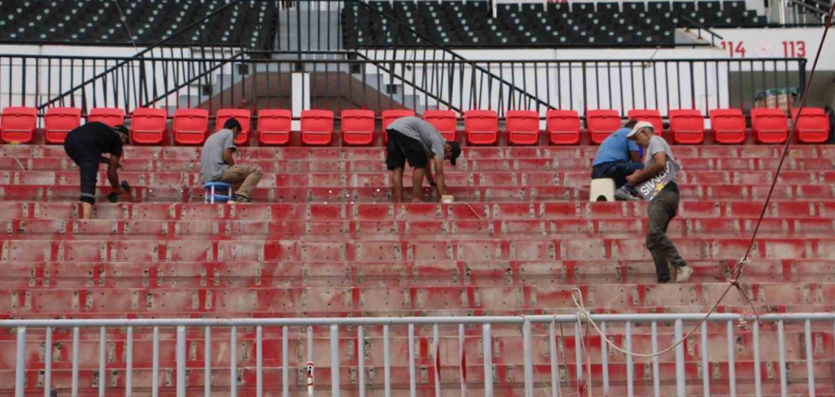 Diyarbakır Stadyumu sezon hazırlıklarını Vali Murat Zorluoğlu yerinde inceledi