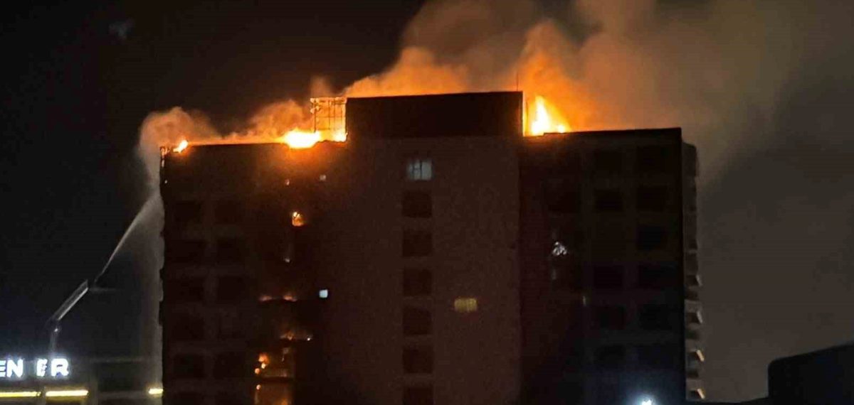Diyarbakır’da 12 katlı plazada yangın çıktı, 8 kişi dumandan etkilendi