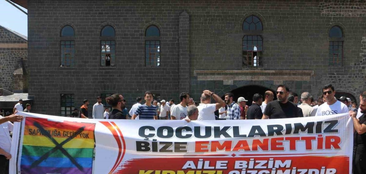 Diyarbakır’da Ulu Cami önünde LGBT sembollerine tepki gösterildi
