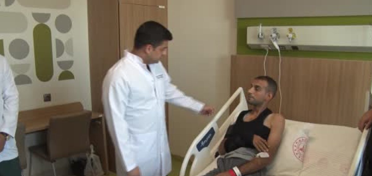 Diz kıkırdağı omuza nakledildi, genç işçinin omzu protezden kurtarıldı