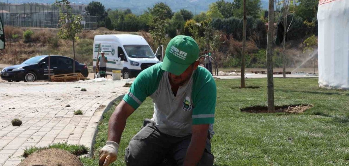 DOSTUM kamp merkezinde çim serimleri, yemekhane çadırı ve spor alanları tamamlanıyor