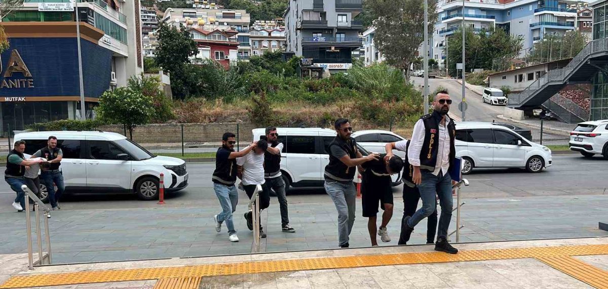 Döviz bürosuna maskeli silahlı soygun: 400 bin TL çalındı, 3 kişi yakalandı