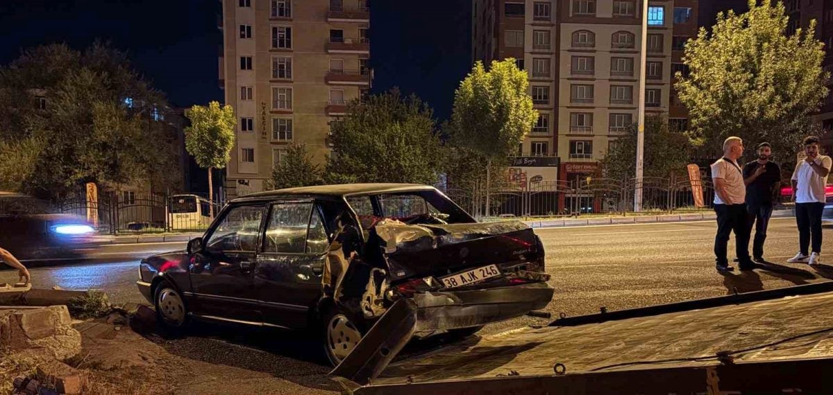 Duyma ve konuşma engelli sürücünün otomobili yolcu otobüsüyle çarpıştı, ehliyetsizlik ve alkollü sürüş tespit edildi