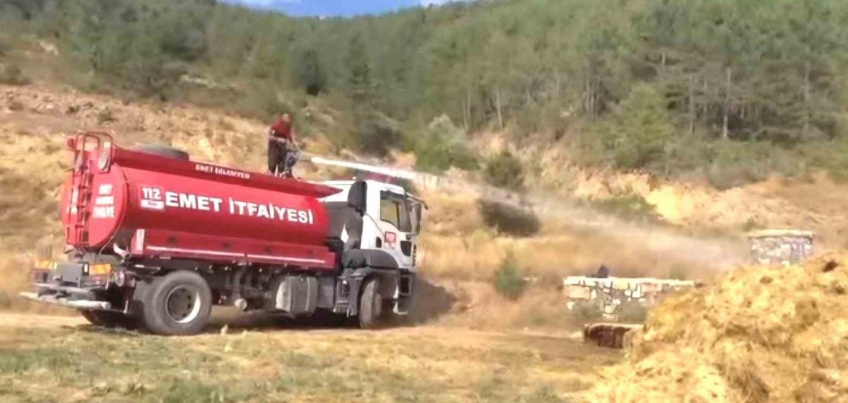 Emet’te saman yüklü kamyonette yangın söndürüldü, ormana sıçramadı