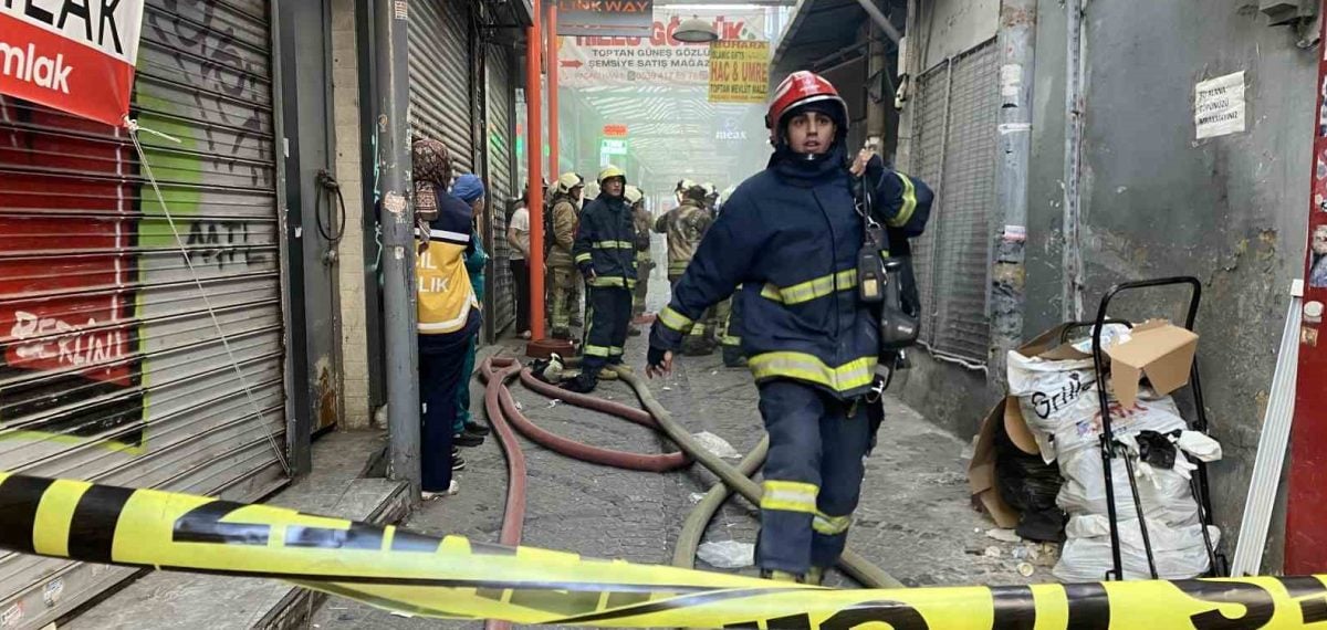 Eminönü’ndeki Paçacı Han’da telefon kılıfı yangını, 2 itfaiyeci dumandan etkilendi