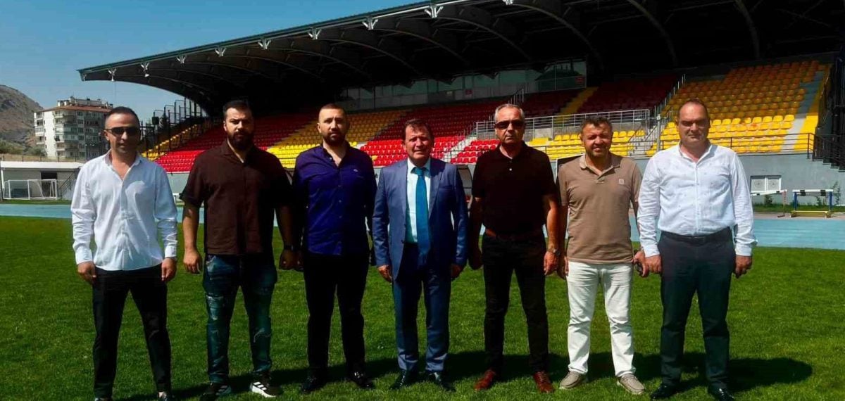 Erciyes 38 Başkanı Latif Ersoy’dan Kayseri yetkililerine ziyaret ve forma hediyesi