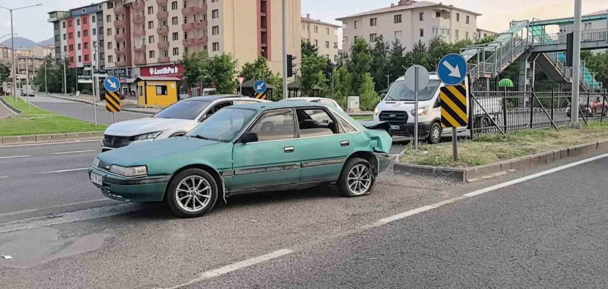 Erzurum Çat Yolu’nda üç aracın karıştığı zincirleme kaza: 3 yaralı