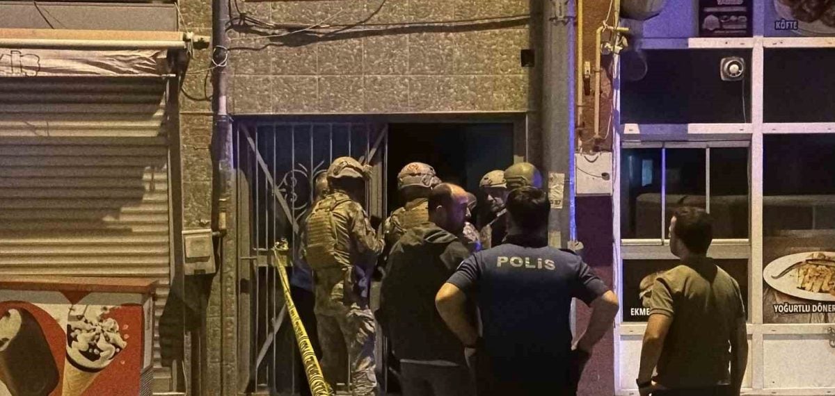 Eskişehir’de çatıda bir saat dolaşan şahıs Özel Harekat tarafından indirildi
