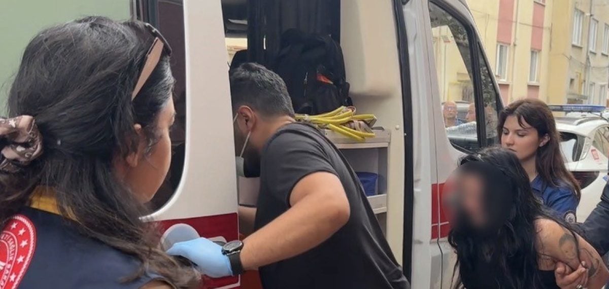 Eskişehir’de çekiçle evini ve apartmanı zarar veren kadın polis tarafından ikna edilip hastaneye kaldırıldı