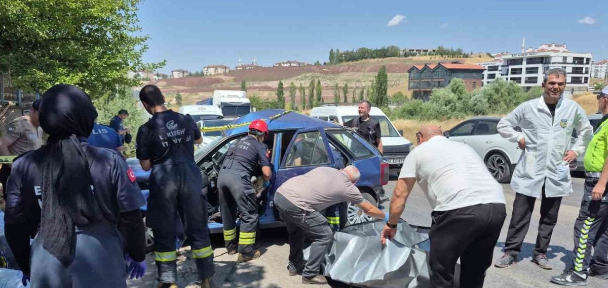Eskişehir’de üç aracın çarpıştığı kazada bir kadın hayatını kaybetti