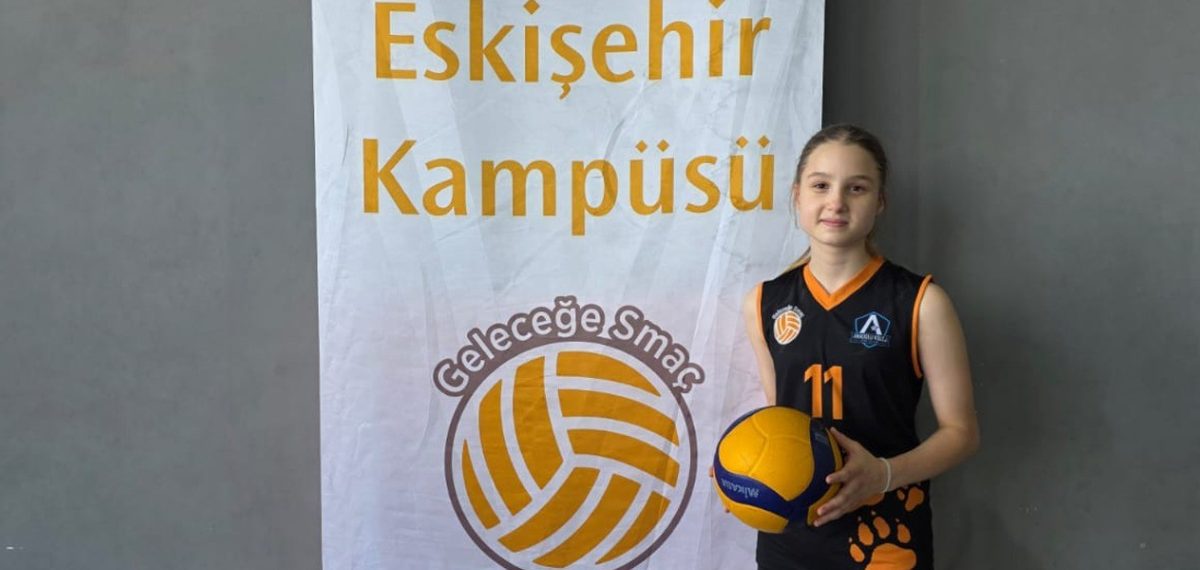 Eskişehirli 2015 doğumlu smaçör Eczacıbaşı altyapısına transfer oldu