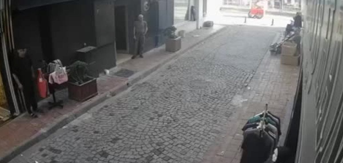Fatih Beyazıt’ta tramvay hırsızlığı sonrası temizlik işçisi süpürgeyle müdahale etti