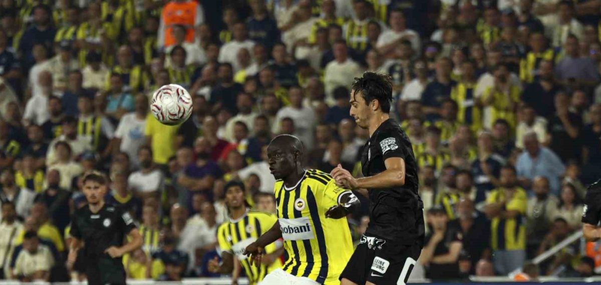 Fenerbahçe evinde Sturm Graz karşısında ilk yarıyı 2-0 önde tamamladı