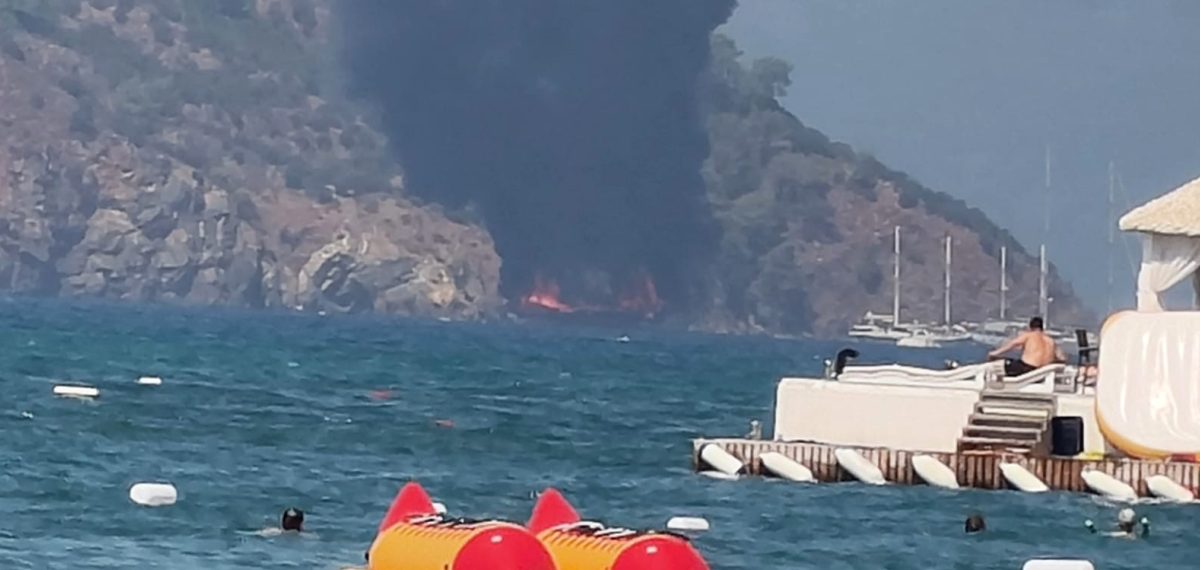Fethiye açıklarında gezi teknesinde çıkan yangında 115 kişi denize atladı