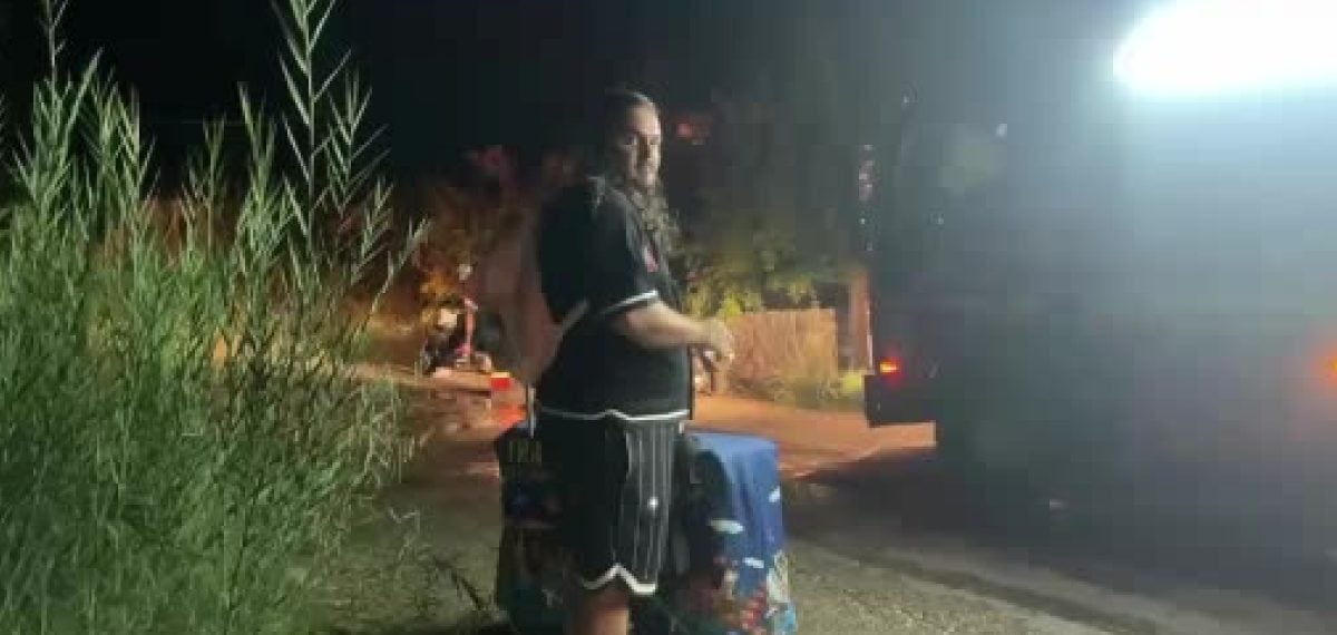 Fethiye’de vatandaşlar 5 litrelik şişelerle yangın tankerine su taşıdı