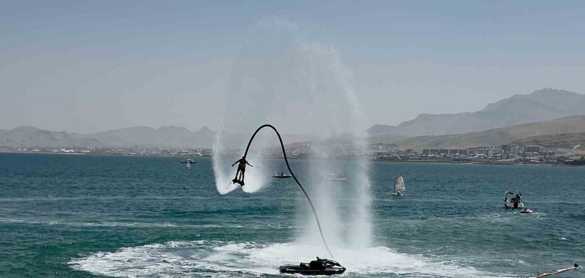 Flyboard gösterisi Van Gölü’nde Türk bayrağıyla görsel şölen yaşattı