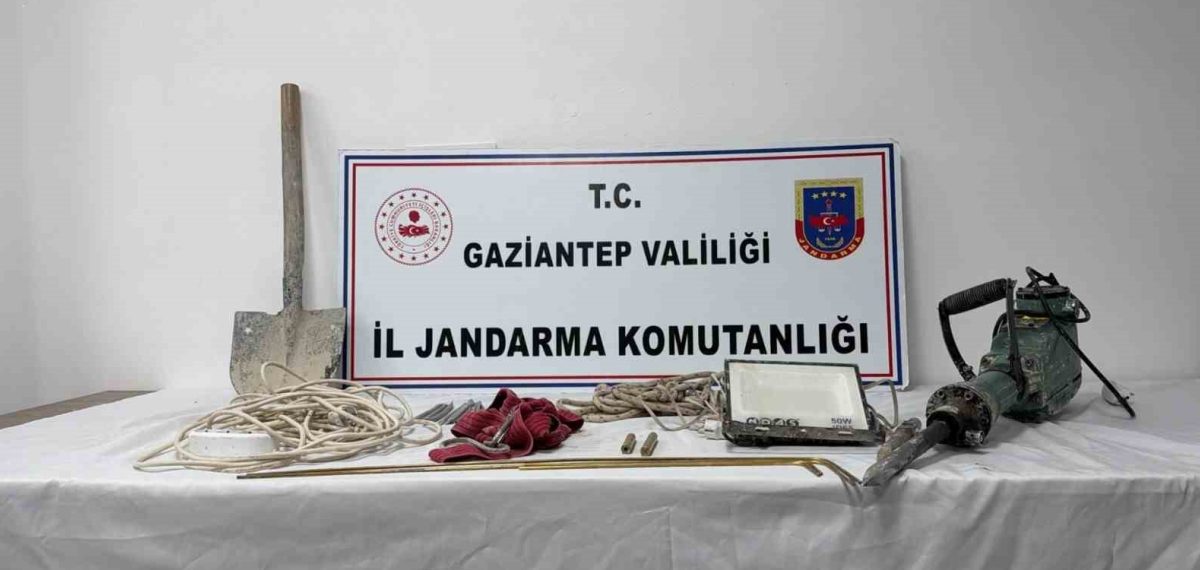 Gaziantep’te kaçak kazıda 5 kişi suçüstü yakalandı, metrelerce çukur bulundu