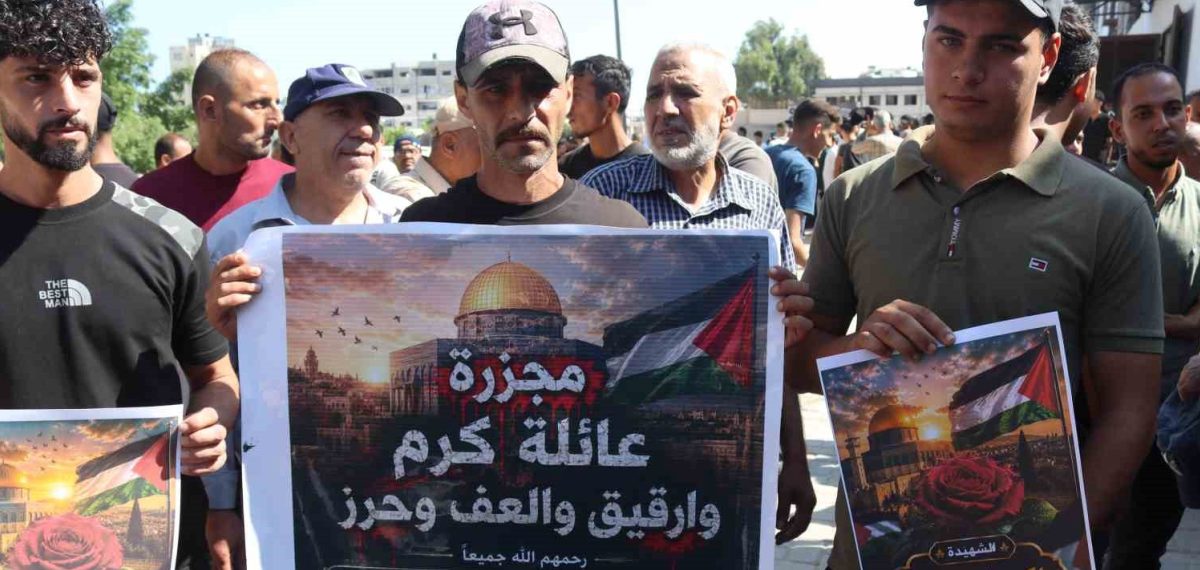Gazze’de enkazdan çıkarılan 50 cenaze için toplu tören düzenlendi