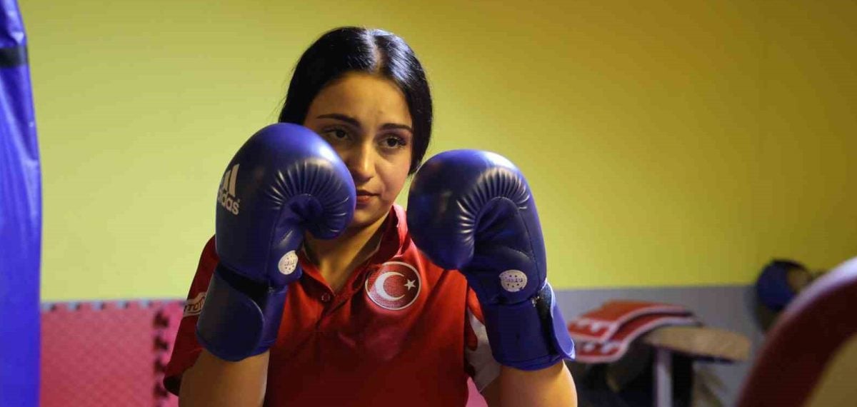 Genç kickboksçu Elif Tıraş dünya dereceleriyle Kırşehir’de antrenmanlarını sürdürüyor