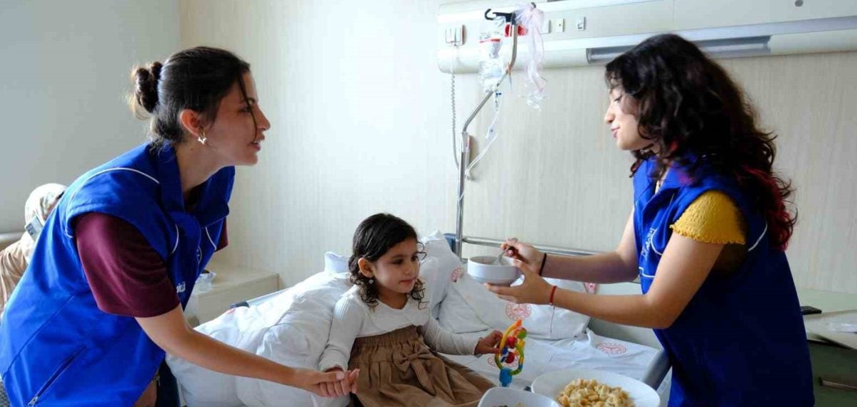 Gönüllü gençler Mersin Şehir Hastanesi’nde hastalara moral verdi
