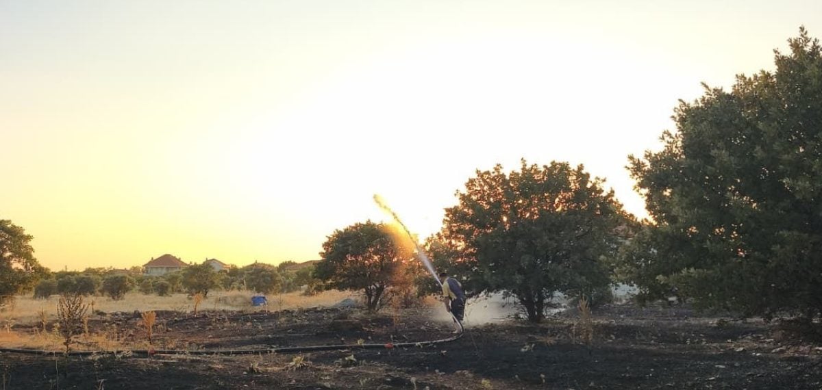 Gürpınar’da çıkan otluk yangını mahalle tankeri ve itfaiye söndürdü