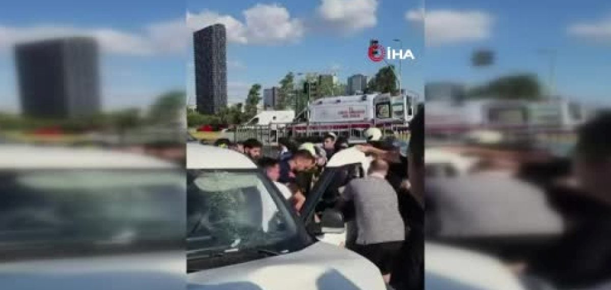 Hafif ticari araç motosiklete çarptı; üç kişi ağır yaralandı