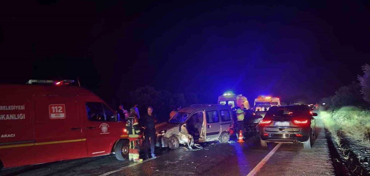 Havran’da iki otomobil çarpıştı: 4 kişi yaralandı, yol temizliği yapıldı