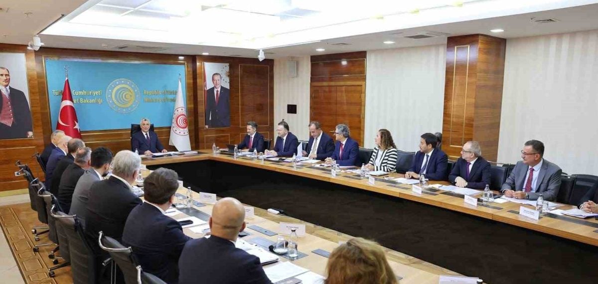 Hizmet ihracatı 2025’te 122,6 milyar dolar ile rekor kırdı, Bakan Bolat HİB ile görüştü