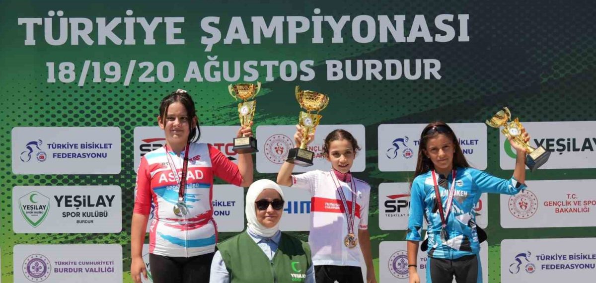İlknur Buğlem Karataş U15 Türkiye Şampiyonu oldu, Akhisarlı sporcular kürsüye çıktı