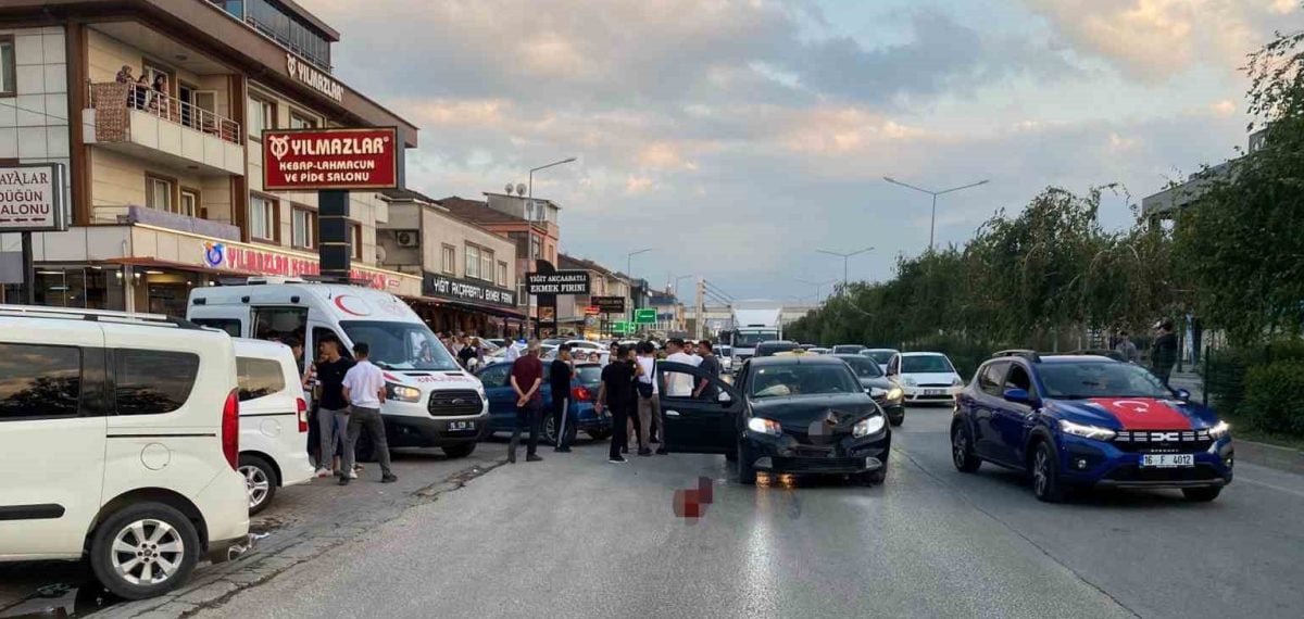 İnegöl’de iki otomobilin çarpışmasıyla 4 kişi yaralandı, motosikletli çift son anda kurtuldu