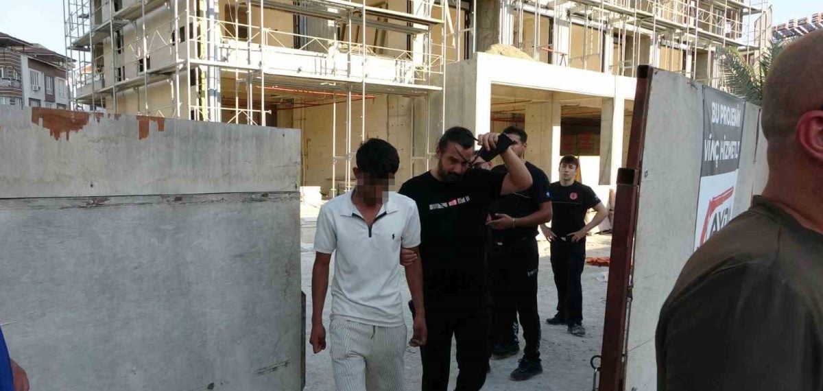 İnşaat işçisi alacaklarını isteyip 10 katlı binanın çatısına çıktı, dekont gelince indi