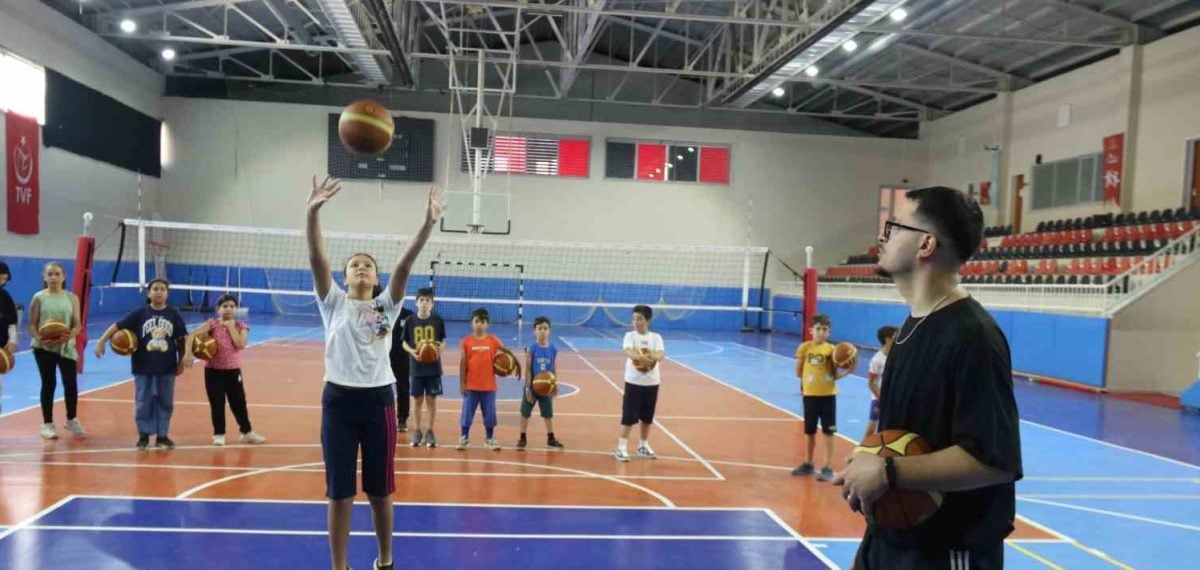İşitme engelli antrenör Sözen, Eskişehir’de çocuklara basketbol öğretiyor