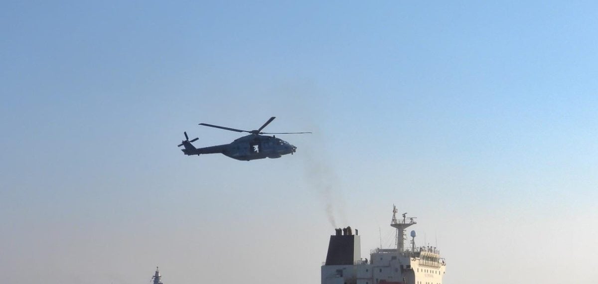 İtalyan askerleri helikopterle tankere çıkarak denetim gerçekleştirdi