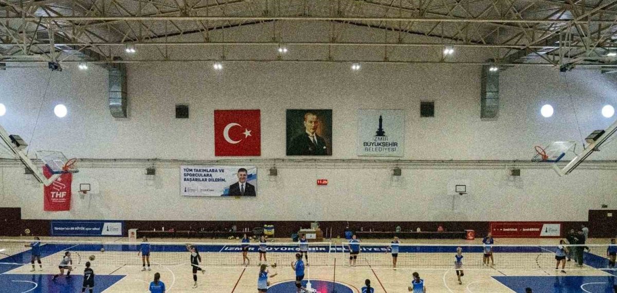 İzmir yaz spor okullarında voleybol ilgisi artıyor, minikler lisans için hazırlanıyor