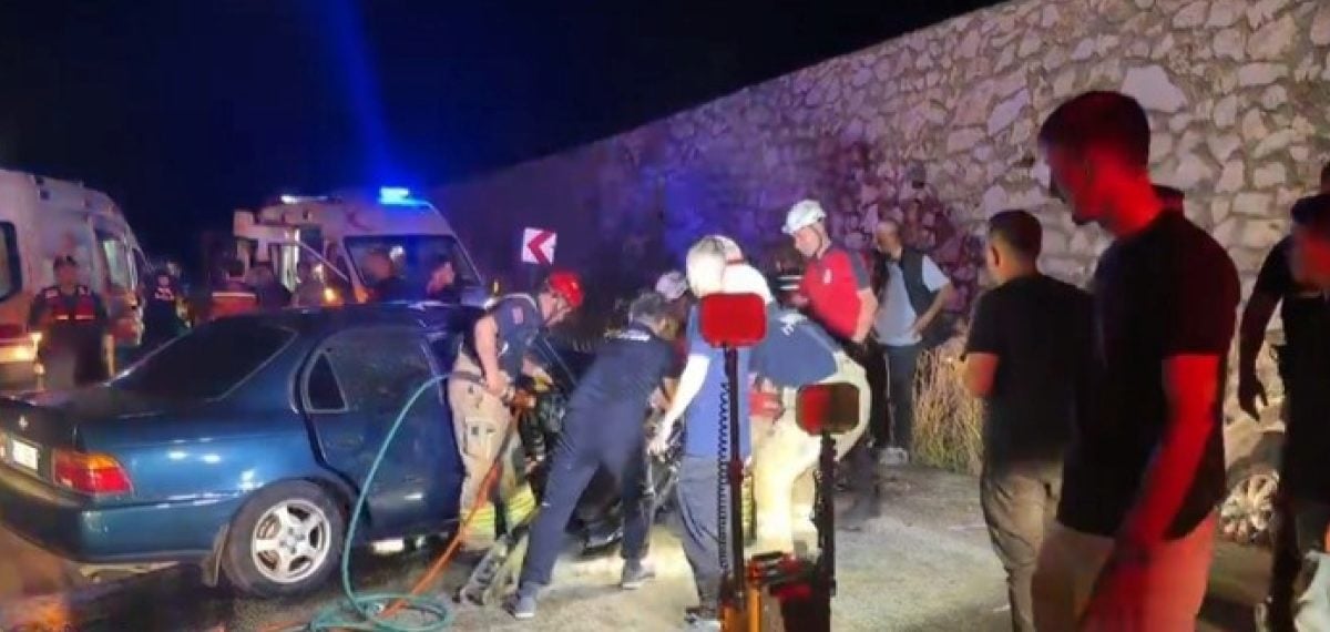 İznik’te iki otomobil çarpıştı, jandarma astsubayının eşi ve çocuğu yaşamını yitirdi