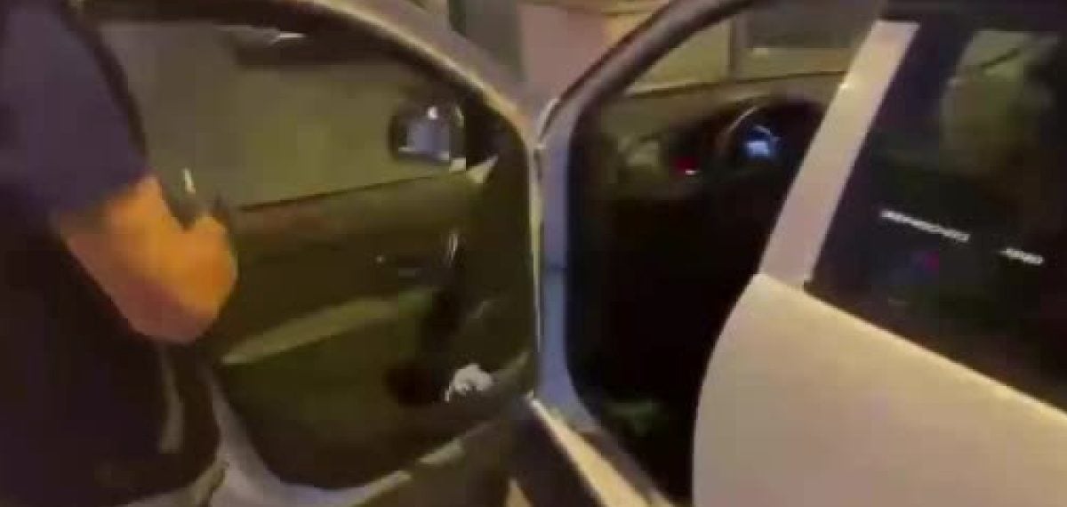 Kadıköy’de yakalanan şüpheli araç ve ikametinde uyuşturucu ile ruhsatsız silah ele geçirildi