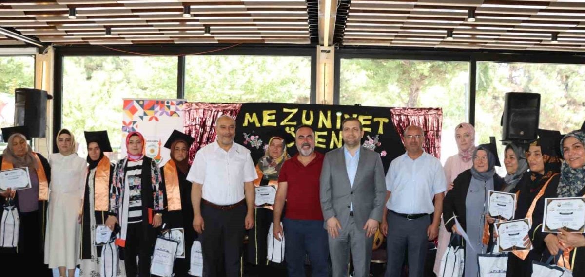 Kadın Destek Merkezleri’nde okuma yazma kursu mezuniyet sevinci Cumhuriyet’te kutlandı