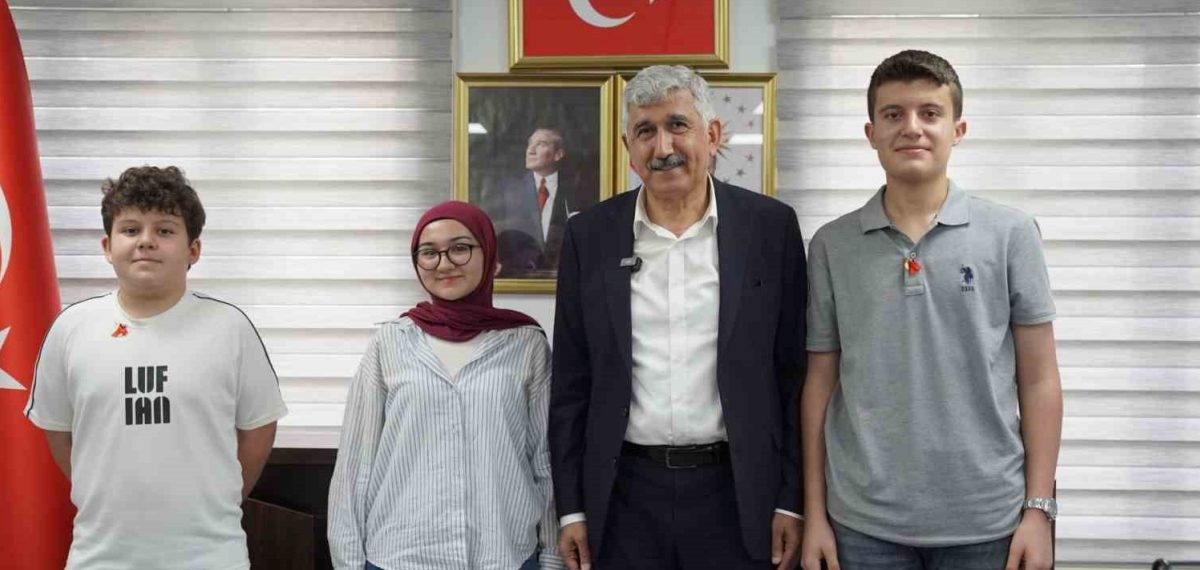 Kahta Belediye Başkanı Hallaç başarılı öğrencileri ‘Halkın Makamı’nda kabul etti