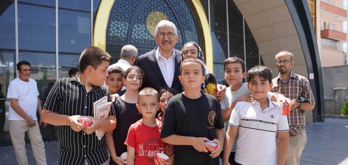 Kahta Belediye Başkanı Hallaç, Kur’an kursu çocuklarına dondurma ikram etti