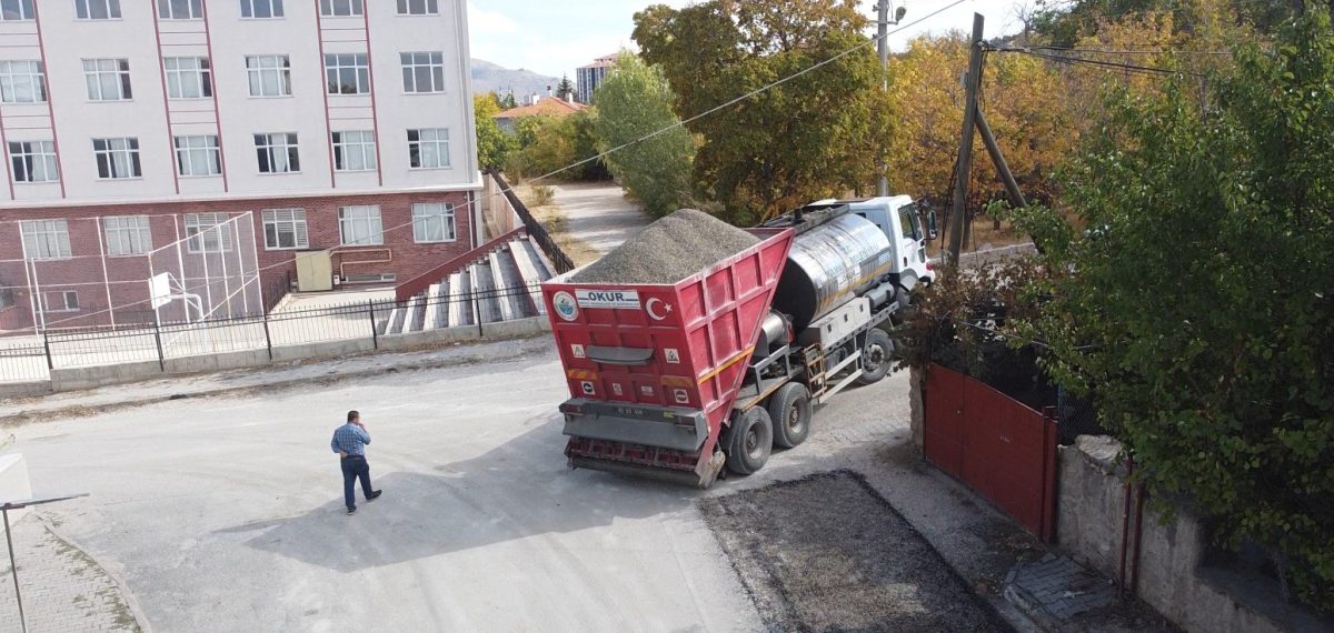 Kaman’da 43 kilometrelik yol çalışması tamamlandı, ana caddelere 21 km sıcak asfalt