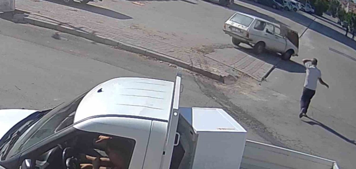 Kamyonetle otomobil çarpıştı; sürücü aracın peşinden koştu, 4 yaralı